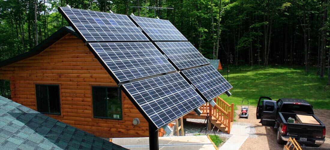 Солнечные батареи для кемпинга. Солнечные панели ЭКОДОМ. ЭКОДОМ С солнечными батареями. Off Grid Solar. Дом с солнечными панелями.